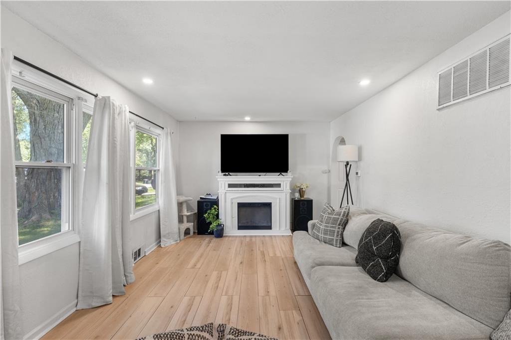 Listing Photo MLS #HMS2558652